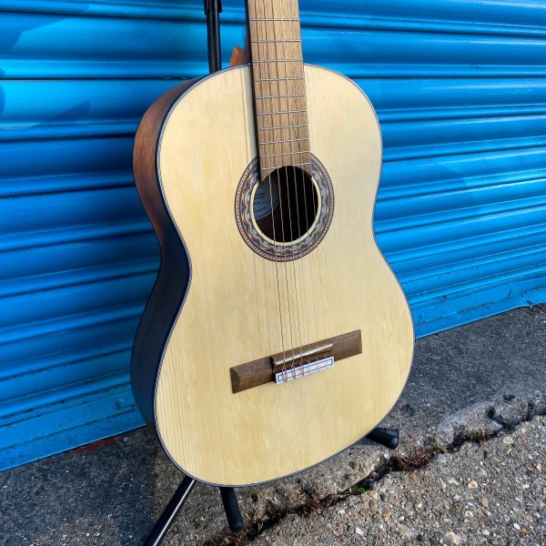 Valencia 300 Series Classical Guitar Online now